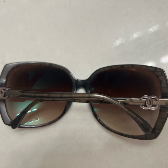 Chic Black Chanel Sunglasses - Picture 5 of 9